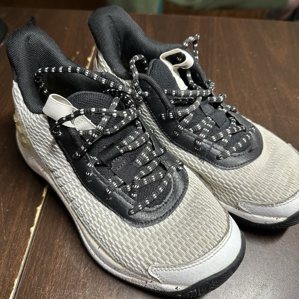 Under Armour Curry Youth Size 5Y White Gray Black Basketball Shoes